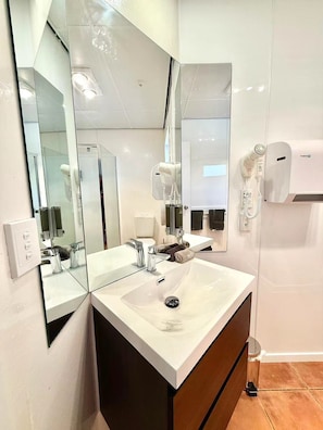 Free toiletries, hair dryer, bathrobes, towels - Anglesea Motel and Conference Centre (Hamilton)