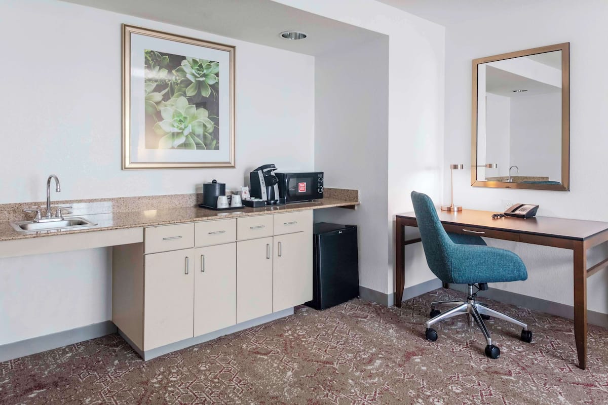 1 Schlafzimmer, hochwertige Bettwaren, Schreibtisch