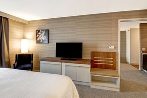 Suite, 1 King Bed | Hypo-allergenic bedding, down duvets, pillow-top beds, desk - Hilton Garden Inn Toronto - Mississauga (Mississauga)
