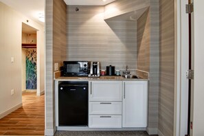 Suite, 1 très grand lit | Cuisine privée | Réfrigérateur, four à micro-ondes, cafetière-théière