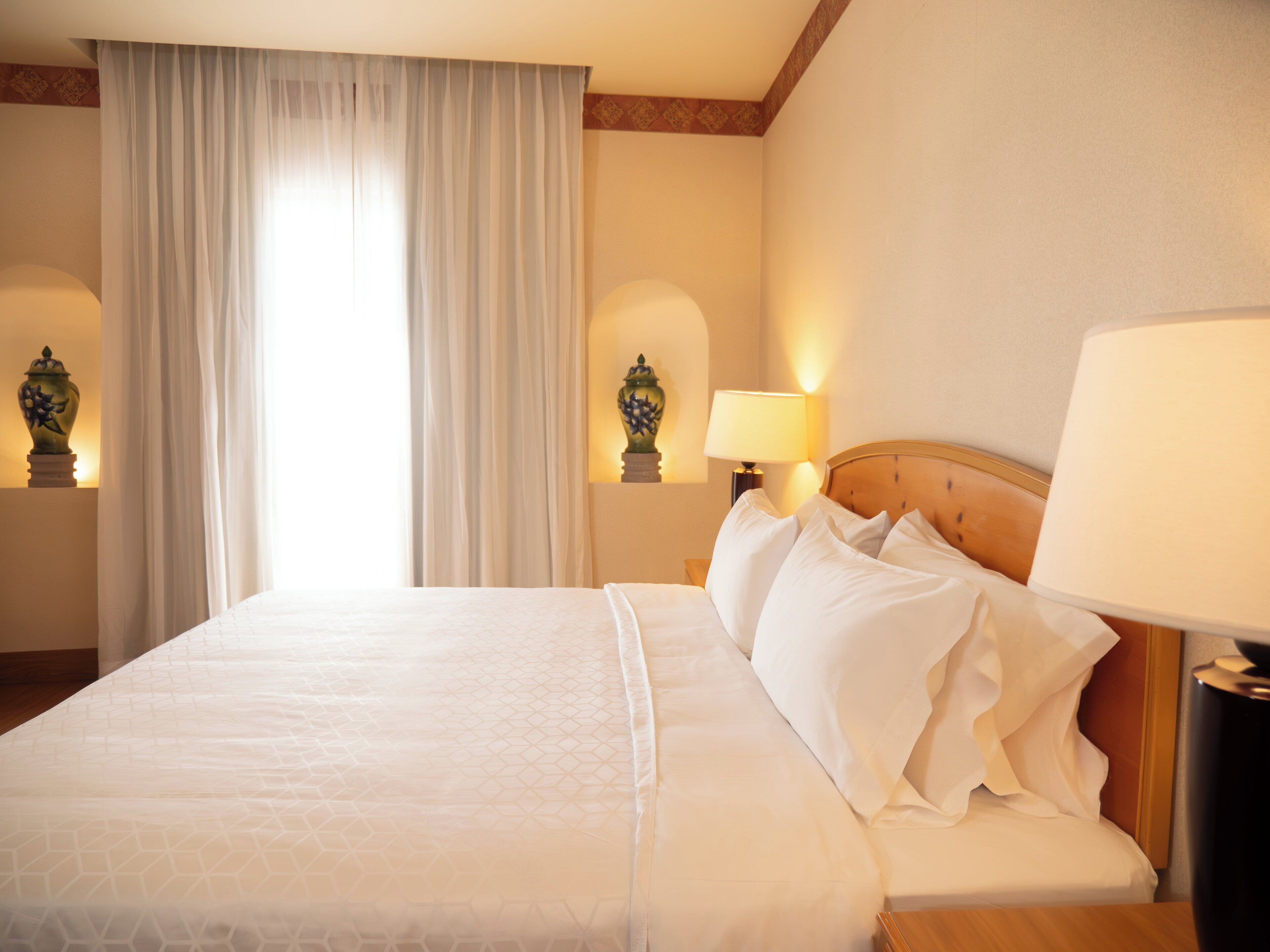 Habitación estándar, 1 cama King size | Edredón, caja de seguridad en la habitación y escritorio 