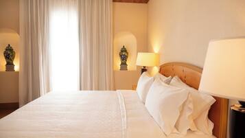 Habitación estándar, 1 cama King size | Edredón, caja de seguridad en la habitación y escritorio