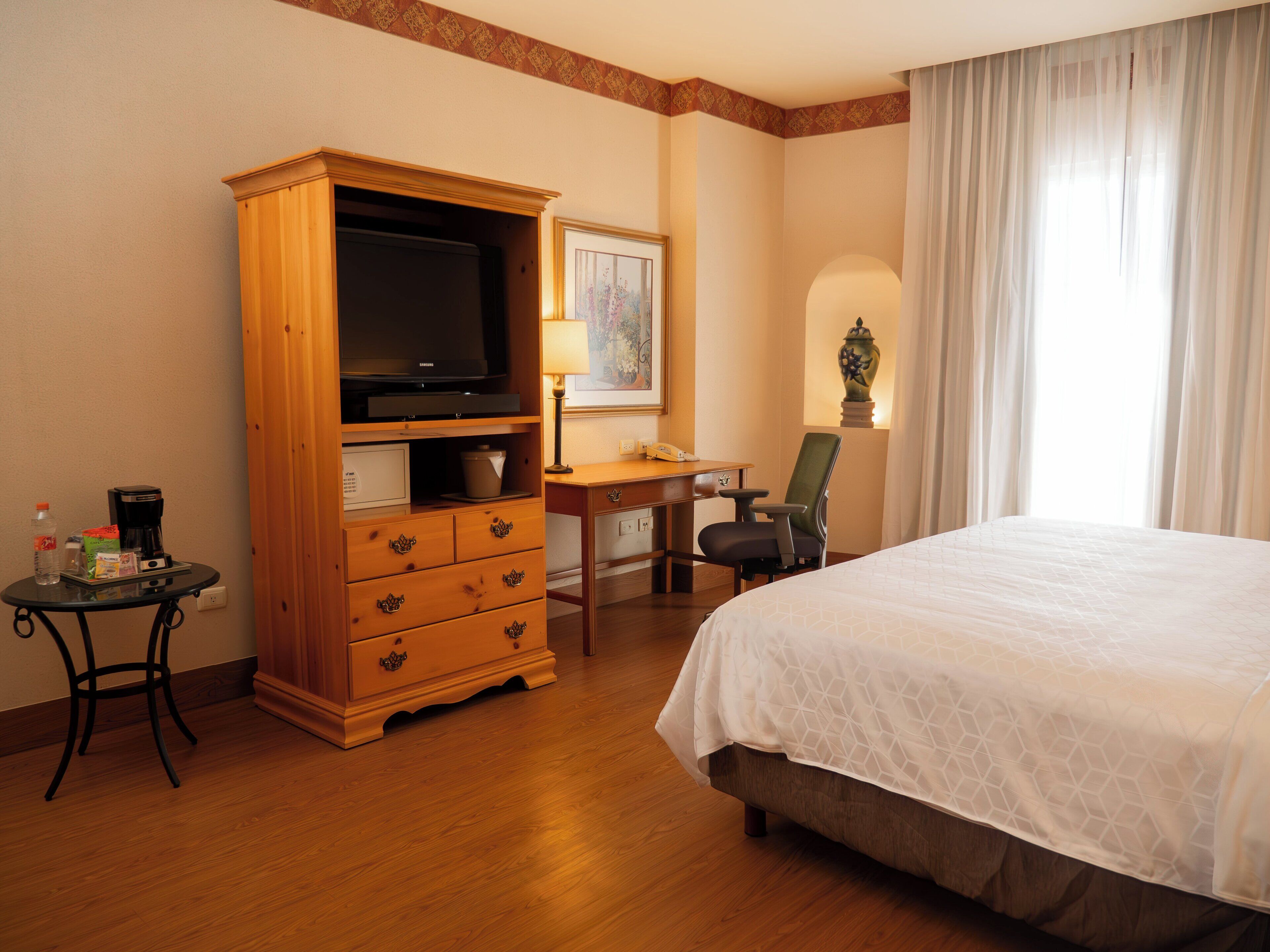 standard room, 1 king bed | 1 bedroom, down duvets, in-room safe, desk