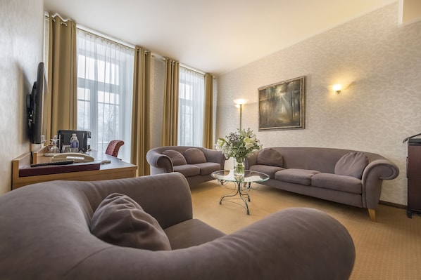 Suite | In-room safe, desk, laptop workspace, blackout drapes - Artis Centrum Hotels (Vilnius)