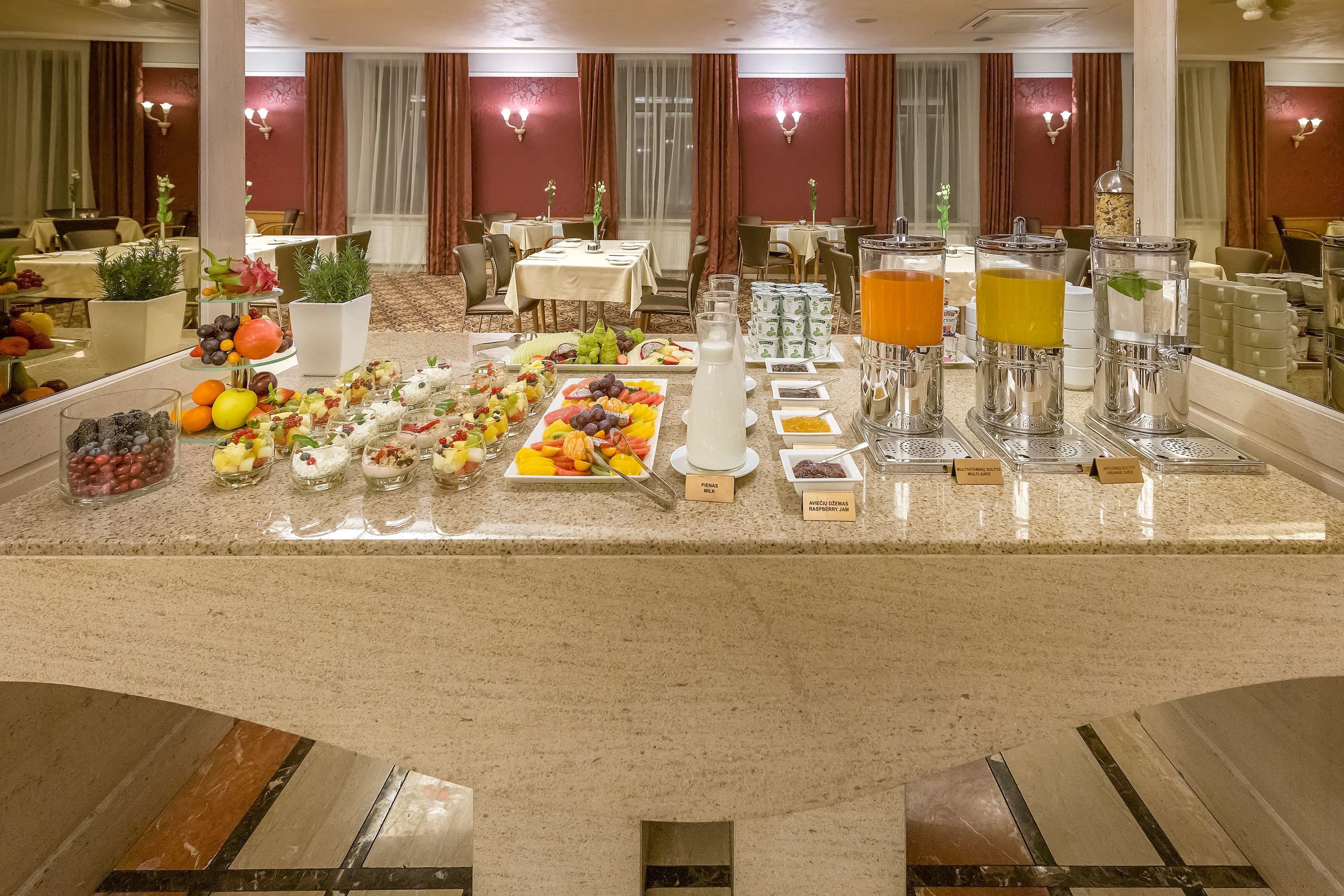 Desayuno buffet diario (EUR 18 por persona)