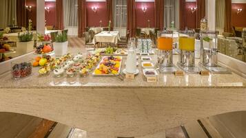 Desayuno buffet (EUR 18 por persona)