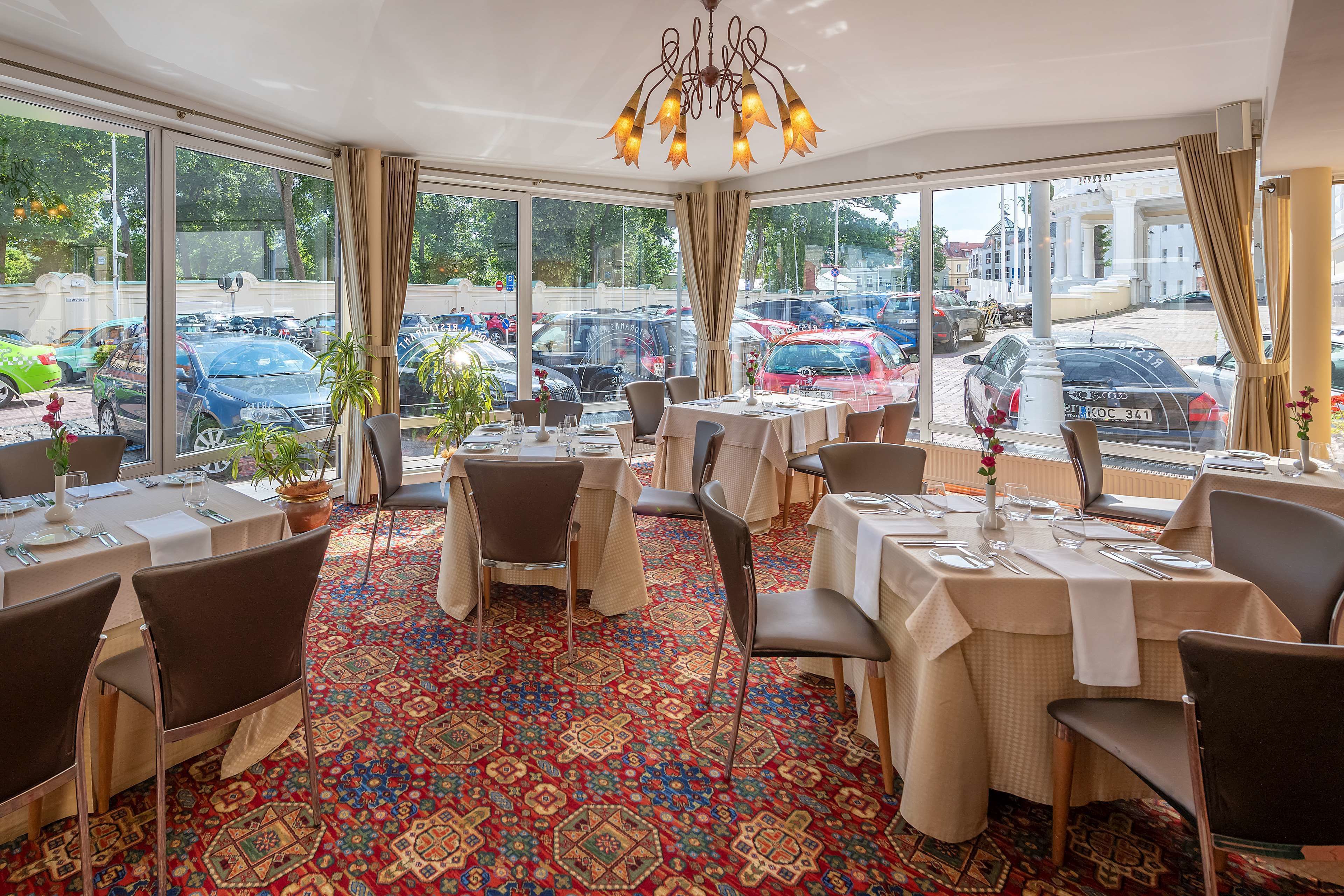 2 restaurants, breakfast served