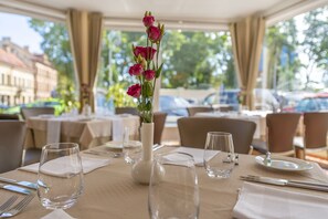 2 restaurants; breakfast, lunch, and dinner served