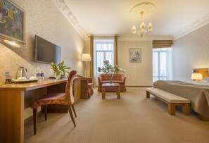 Junior Suite | In-room safe, desk, laptop workspace, blackout drapes