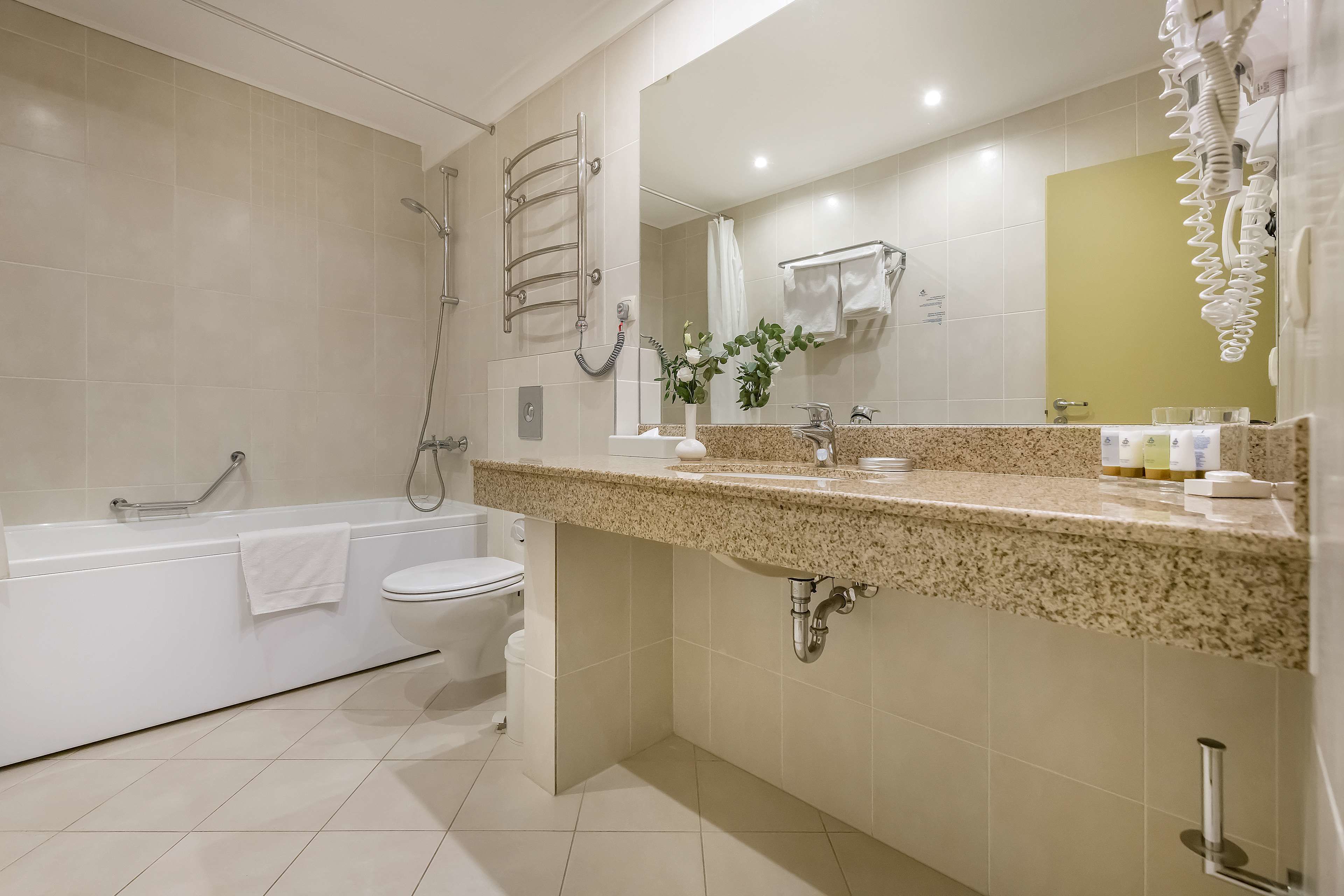 Un baño moderno con bañera, inodoro y lavamanos.