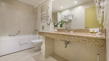Un baño moderno con bañera, inodoro y lavamanos.