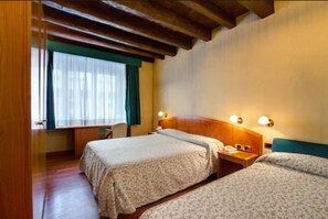 Quadruple Room | Minibar, in-room safe, desk, soundproofing - Hotel Corot (Rome)