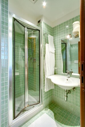 Shower, hair dryer, bidet, towels - Hotel Corot (Rome)