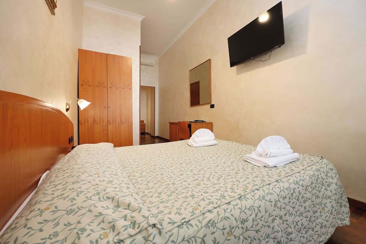 Minibar, caja de seguridad en la habitación y escritorio