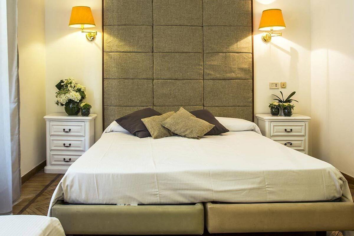 Klassieke tweepersoonskamer | Een minibar, een kluis op de kamer, een bureau, gratis wifi