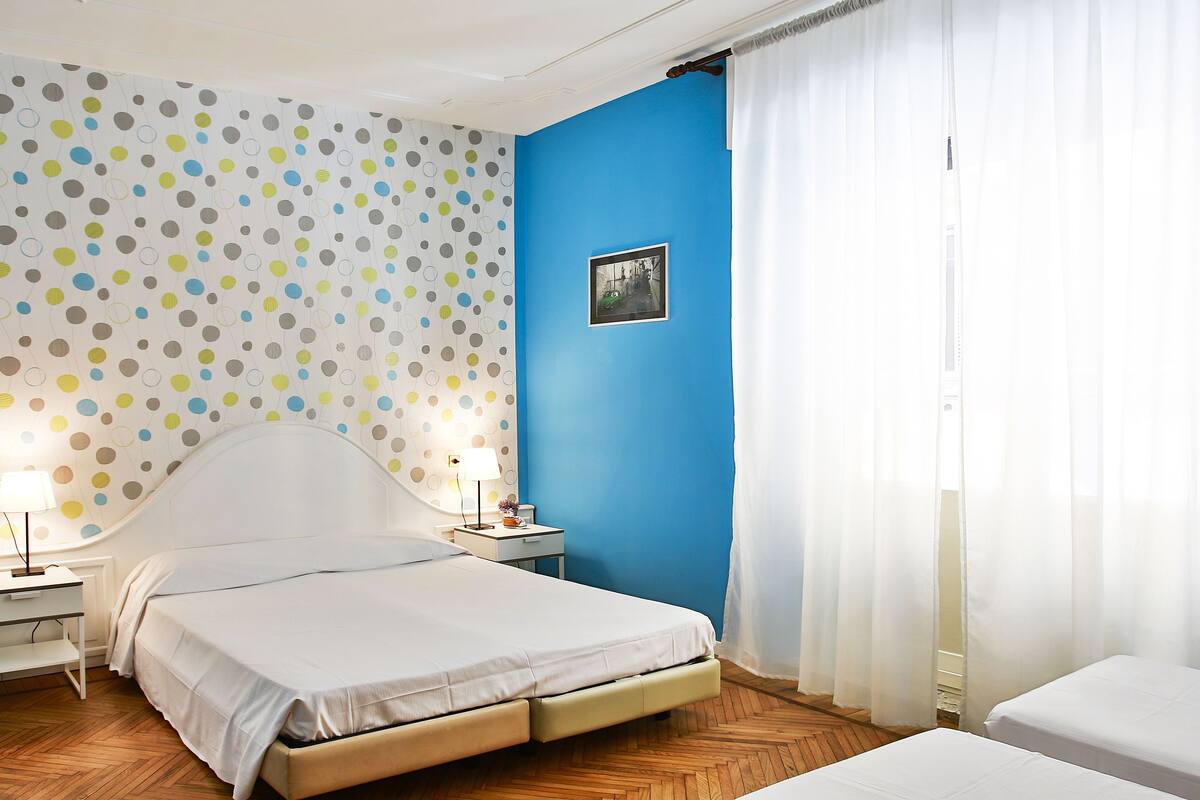 Vierpersoonskamer | Een minibar, een kluis op de kamer, een bureau, gratis wifi