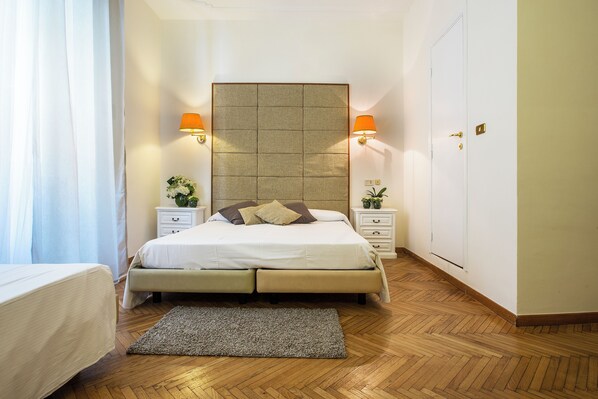 1 dormitorio, minibar, caja fuerte y escritorio