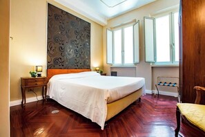 Minibar, in-room safe, desk, free WiFi - Hotel Trinità dei Monti (Rome)