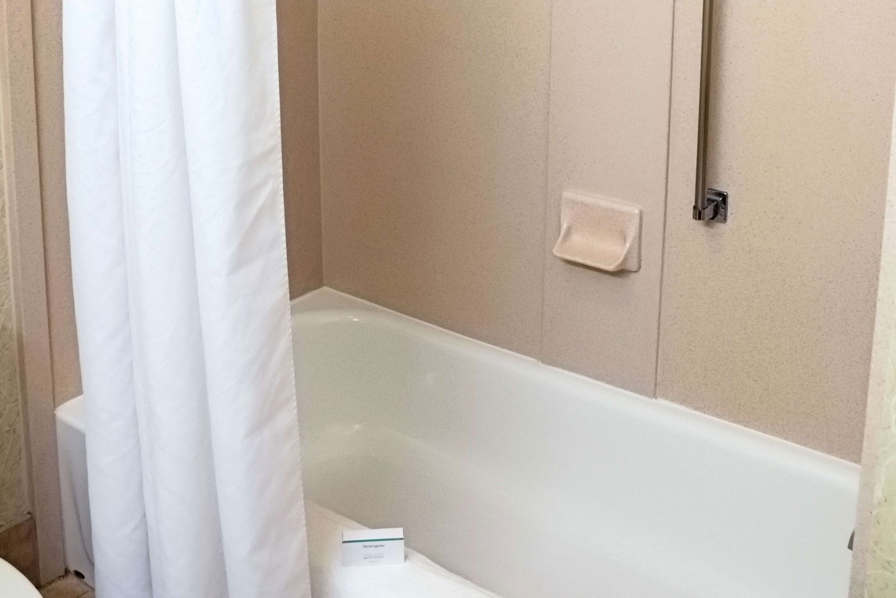 Salle de bain | Douche, articles de toilette (gratuits), séchoir à cheveux