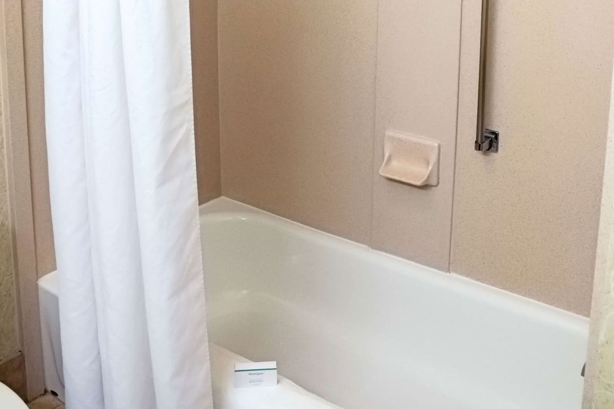 Salle de bain | Douche, articles de toilette (gratuits), séchoir à cheveux