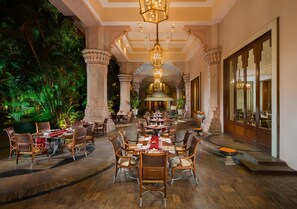 4 restaurantes; se sirven desayunos, comidas, cenas y brunch