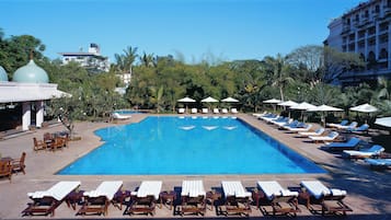 Piscina all'aperto, ombrelloni da piscina, lettini