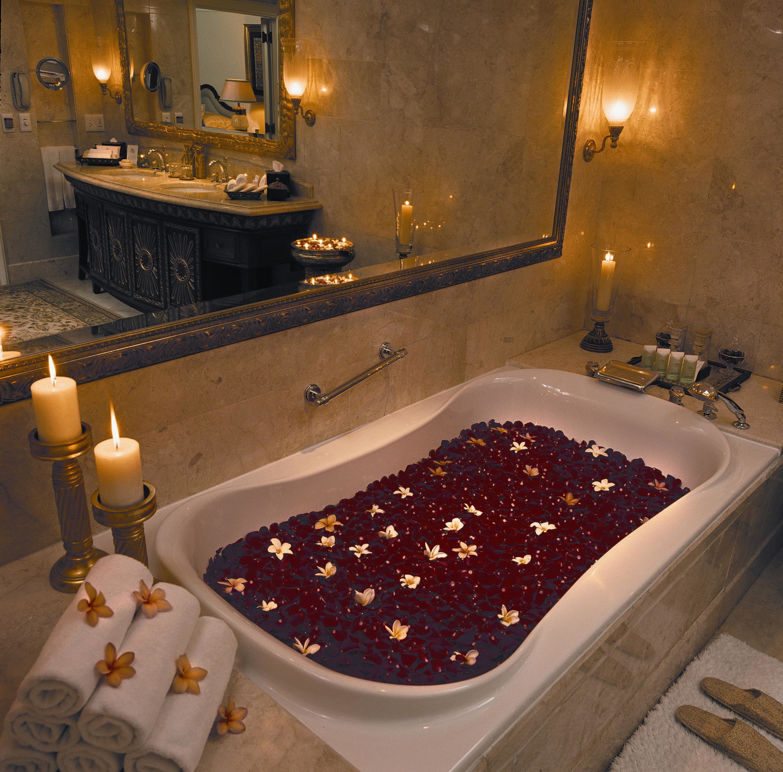 separate bathtub and shower, rainfall showerhead