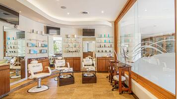 Couples treatment room(s), sauna, hot tub, steam room, body treatments