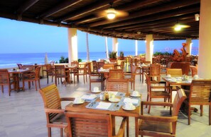 6 restaurants, breakfast, lunch, dinner served; sushi 