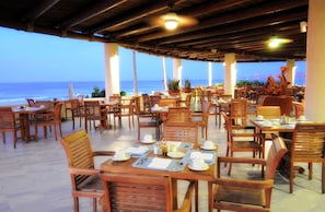 6 restaurants, breakfast, lunch, dinner served; sushi