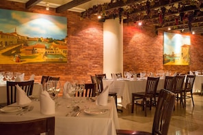 6 restaurants, breakfast, lunch, dinner served; sushi