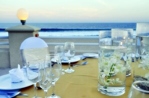 6 restaurants, breakfast, lunch, dinner served; sushi