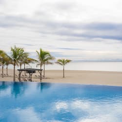 5 piscines extérieures, parasols de plage, chaises longues