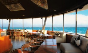4 bares/lounges, bar molhado, bar ao lado da piscina