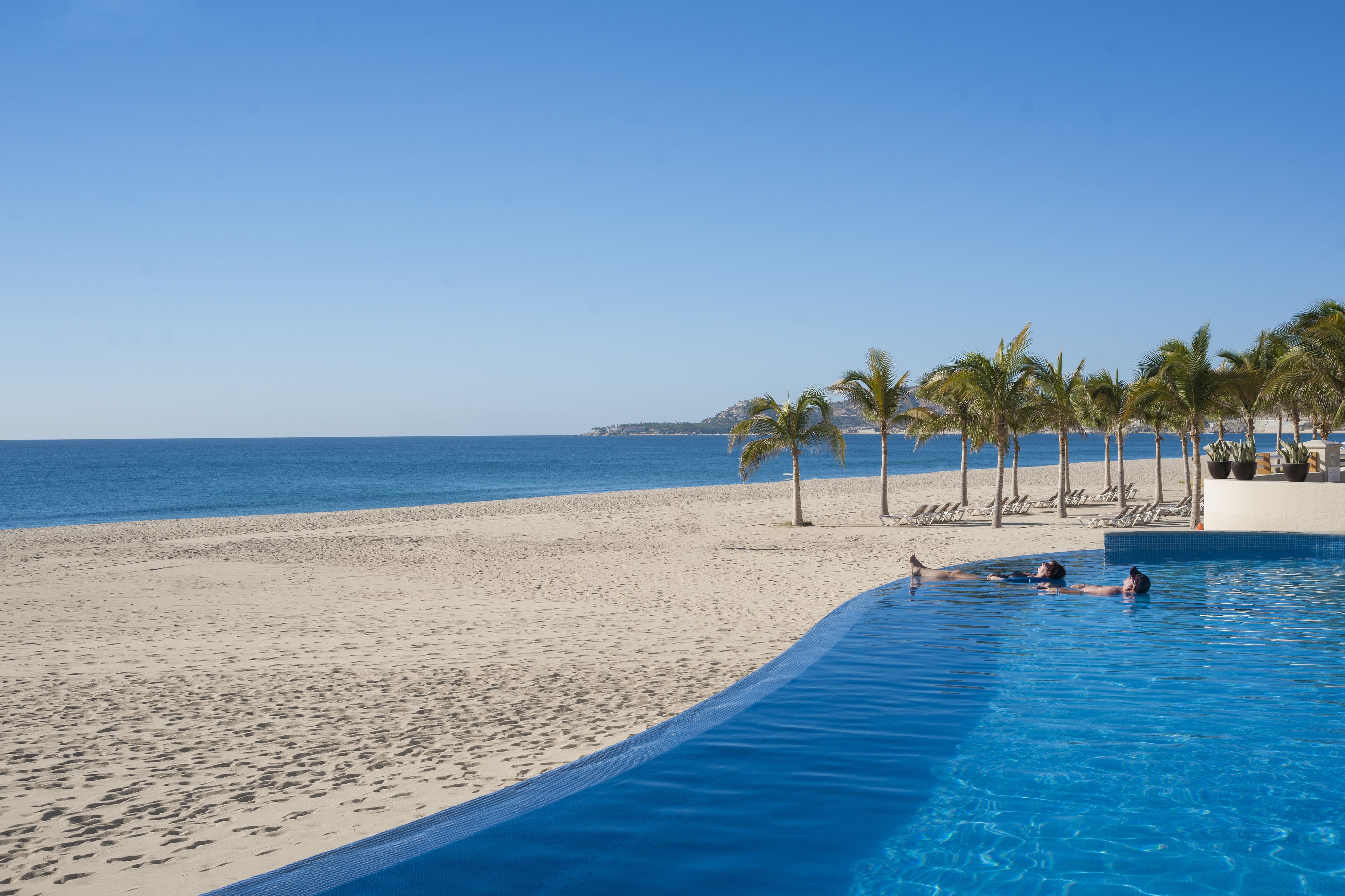 5 piscinas al aire libre (de 08:00 a 22:00), sombrillas, tumbonas