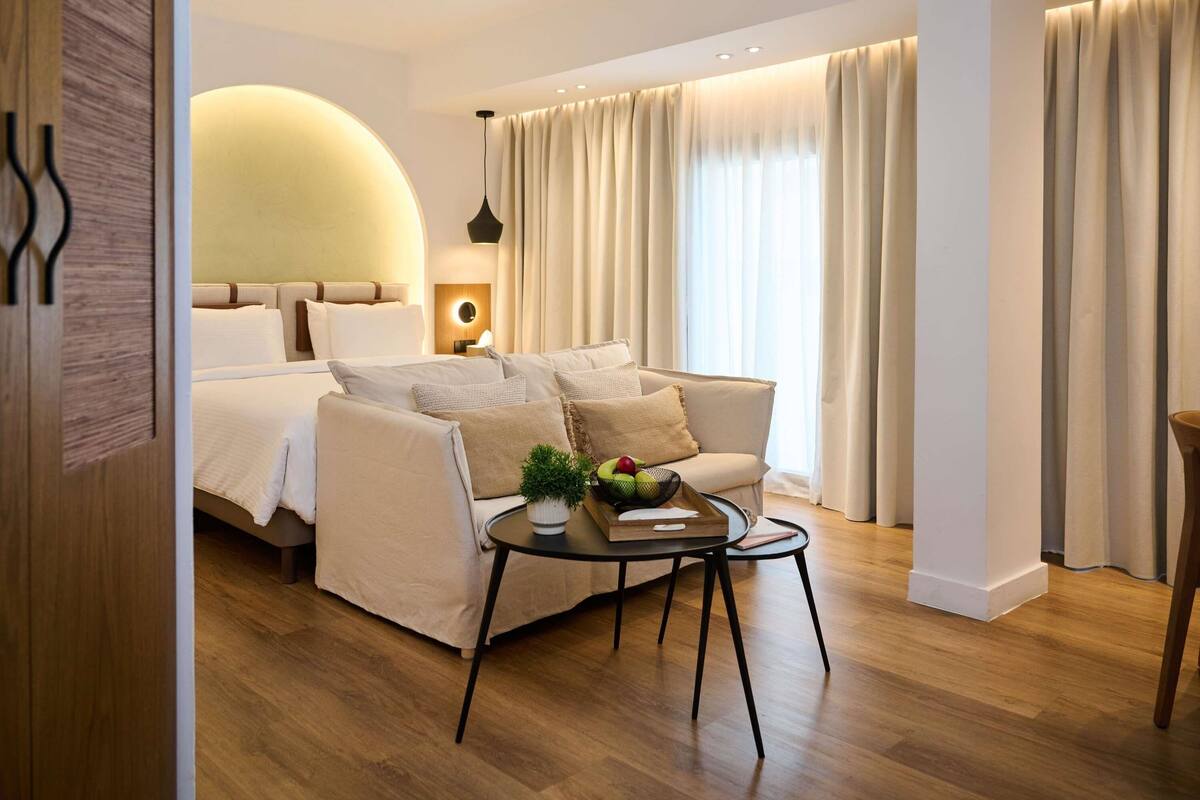 Deluxe-huone, 1 suuri parisänky | Italialaiset Frette-lakanat, ylelliset vuodevaatteet