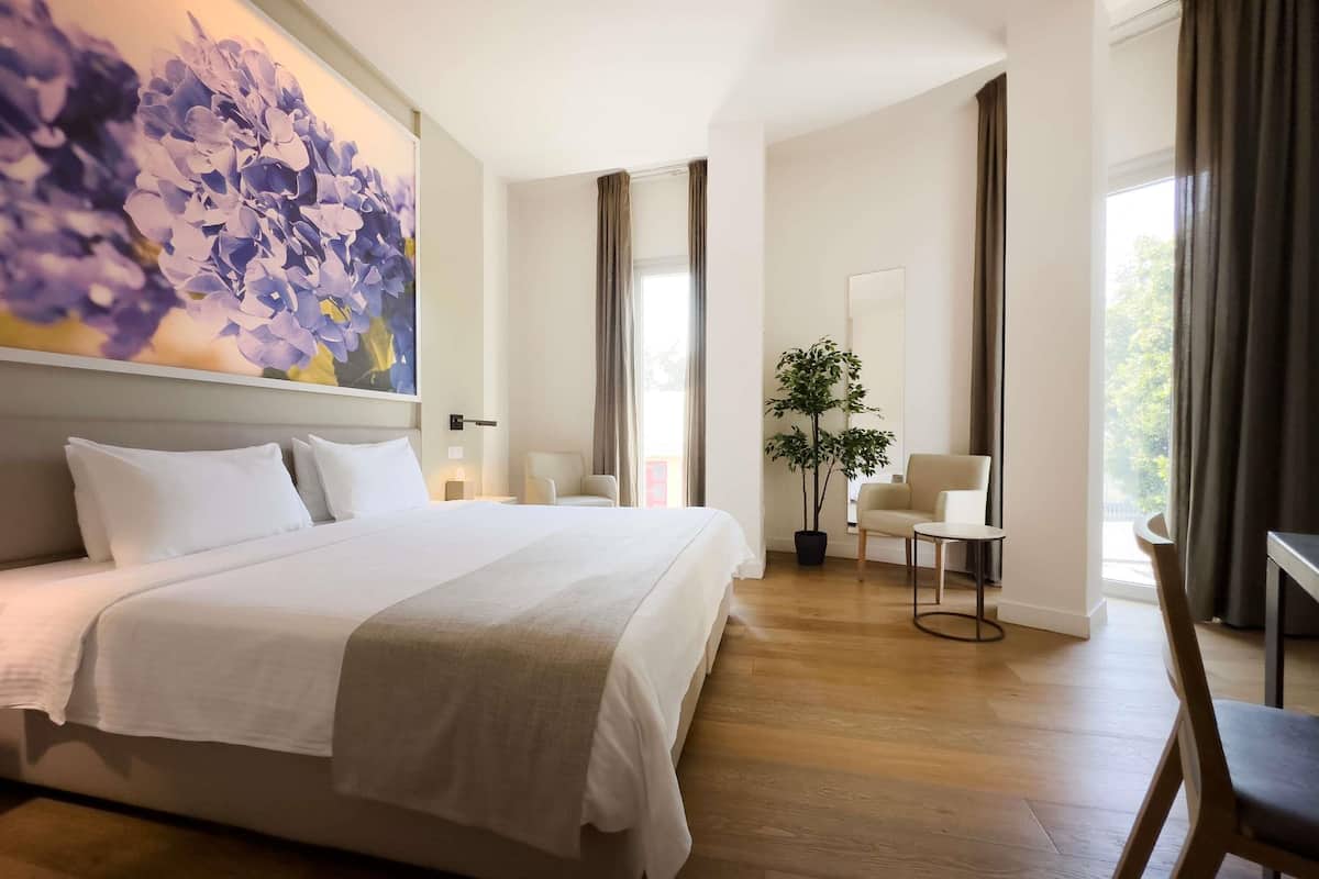 Frette Italian sheets, premium bedding, Select Comfort beds, minibar