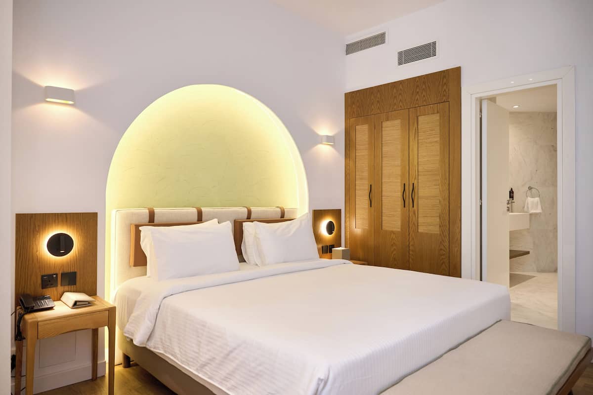 Frette Italian sheets, premium bedding, Select Comfort beds, minibar