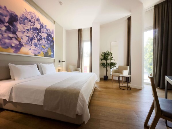 Frette Italian sheets, premium bedding, Select Comfort beds, minibar