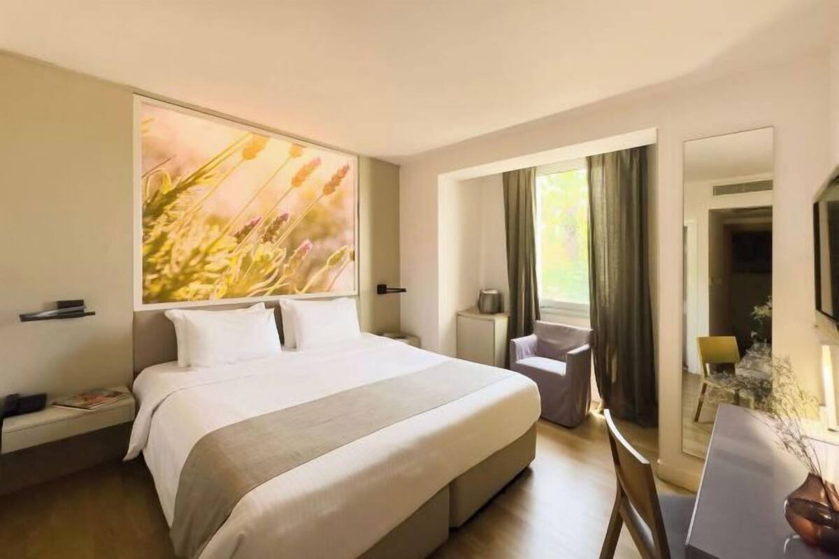 Frette Italian sheets, premium bedding, Select Comfort beds, minibar