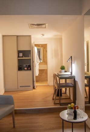 Junior Suite | Cadar Frette Itali, peralatan tempat tidur premium