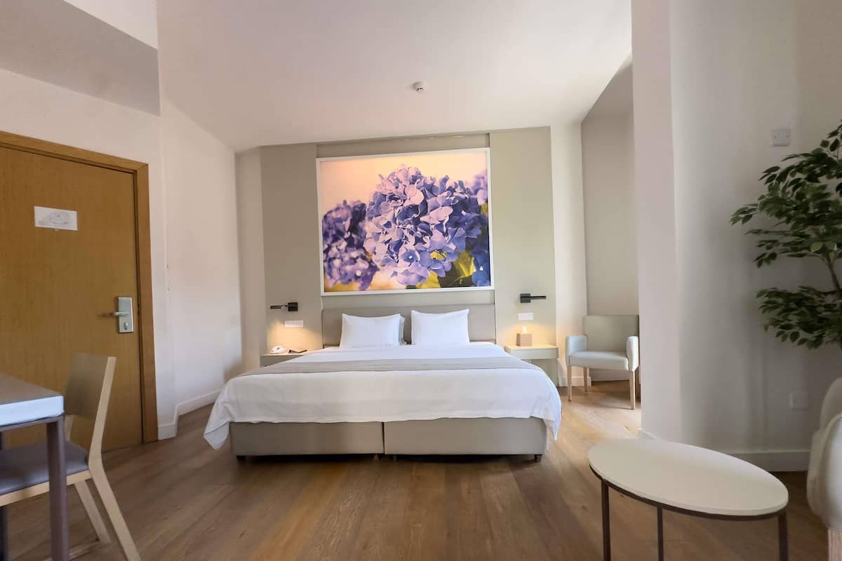 Classic Room, 1 Twin Bed | Frette Italian sheets, premium bedding, Select Comfort beds, minibar