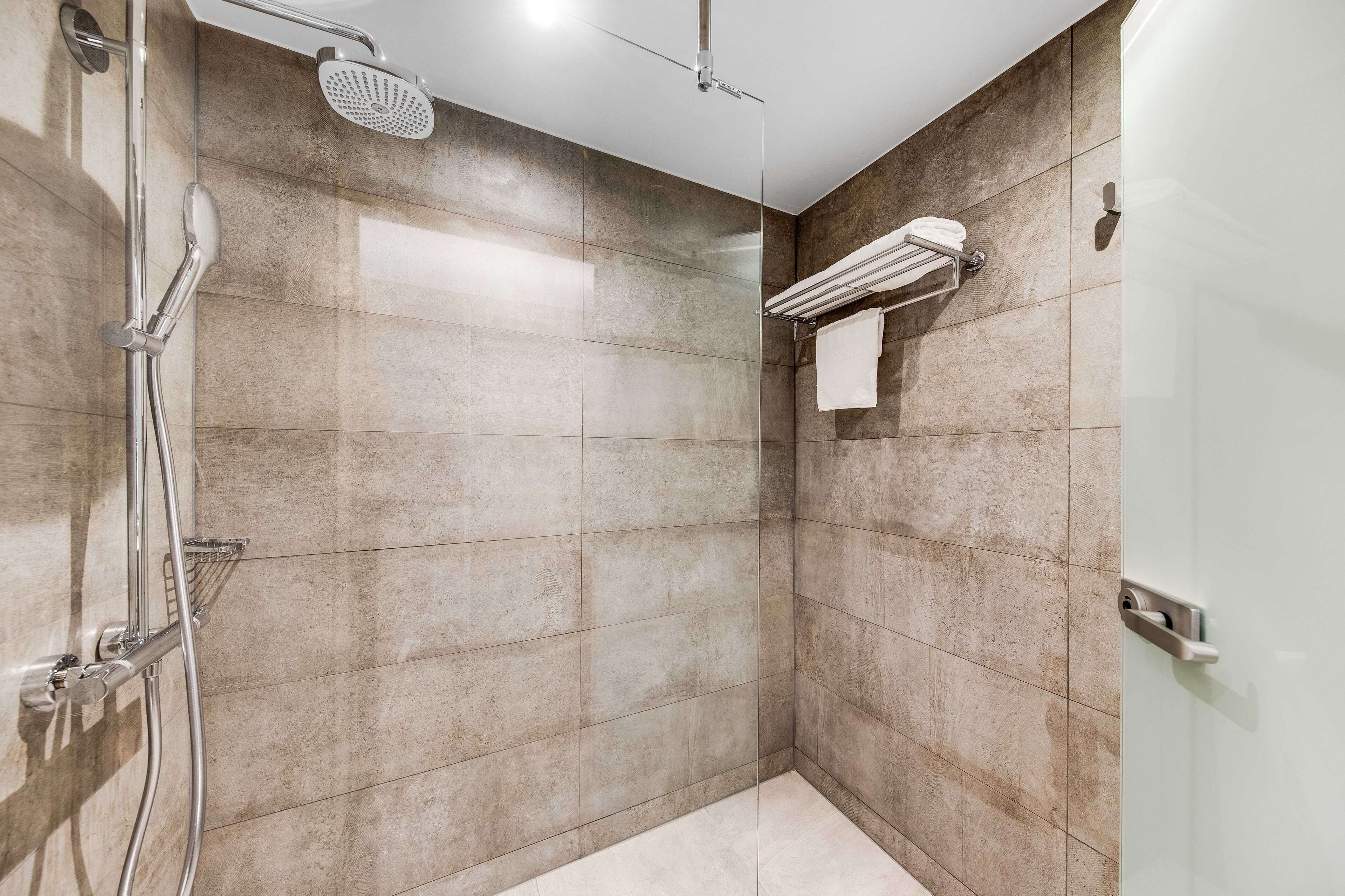 Een douche,  milieuvriendelijk toiletgerief, een haardroger, handdoeken