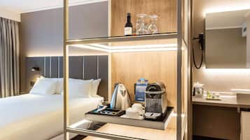 Een minibar, een kluis op de kamer, een bureau, geluiddichte muren