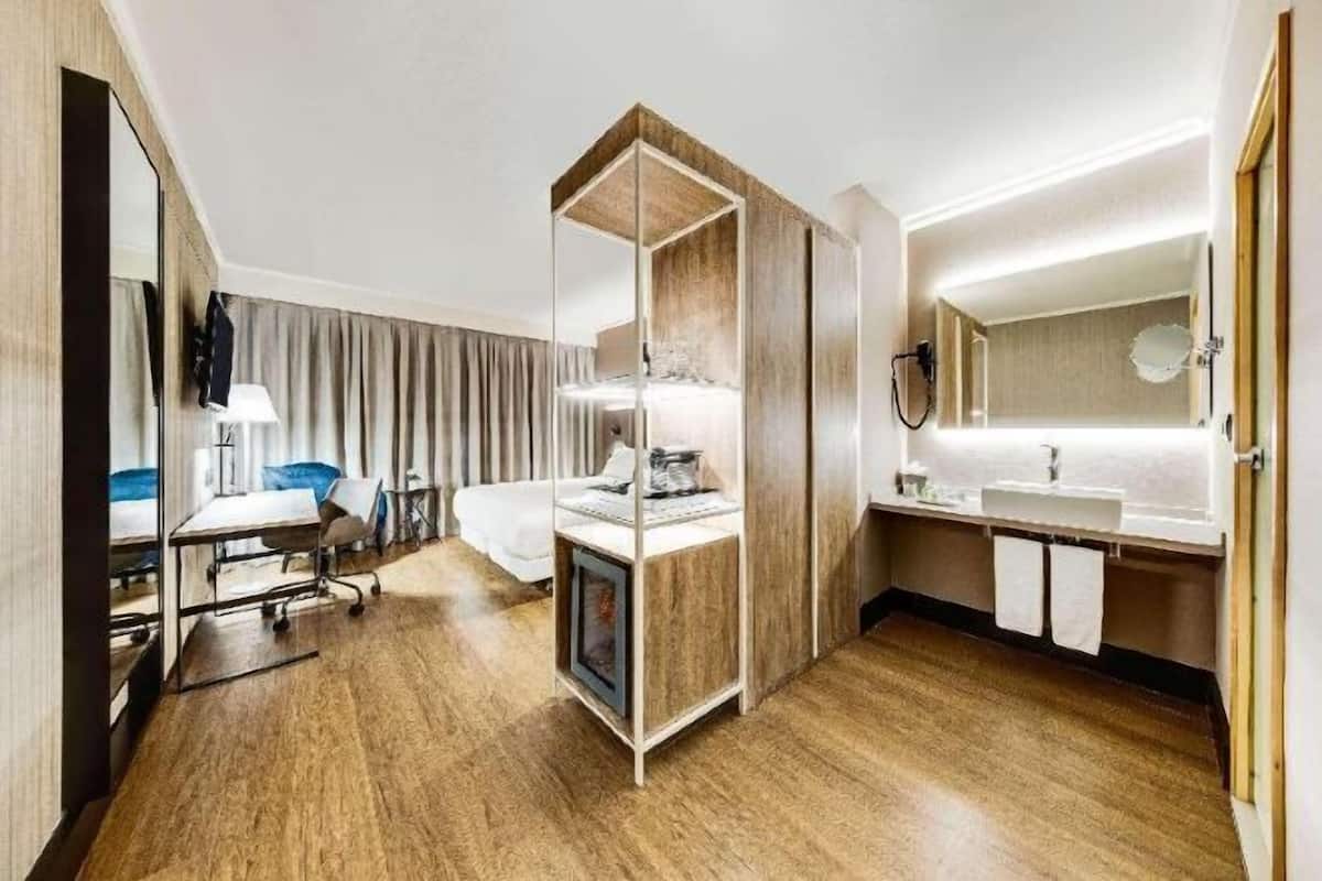 Minibar, in-room safe, desk, soundproofing