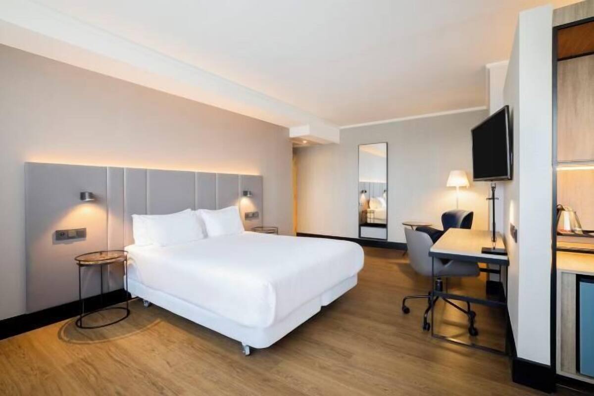 Minibar, in-room safe, desk, soundproofing