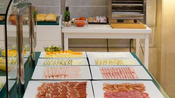 Se ofrece un desayuno bufé todos los días (por un coste adicional)