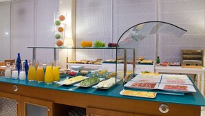 A buffet with various food items and beverages. - NH San Pedro (Marbella)