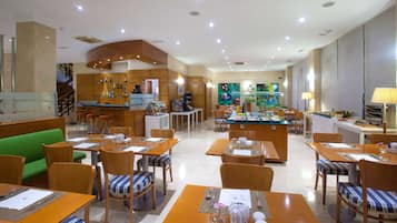 Päivittäinen buffetaamiainen (13 EUR per henkilö)