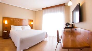 Minibar, coffres-forts dans les chambres, bureau, rideaux occultants